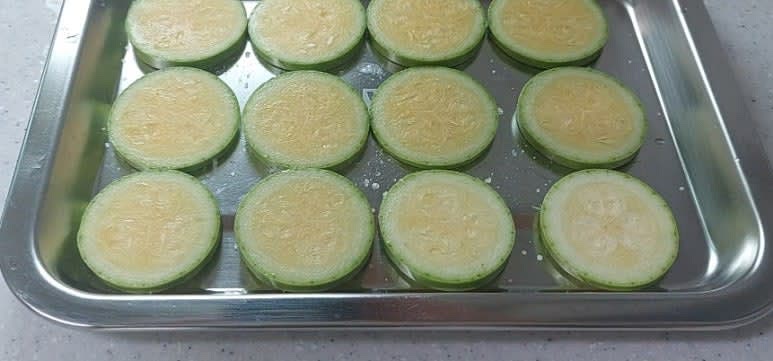 애호박을 깨끗이 씻은 뒤 0.5cm두께로 슬라이스한 뒤 소금 한꼬집을 뿌려 밑간을 해 주세요.