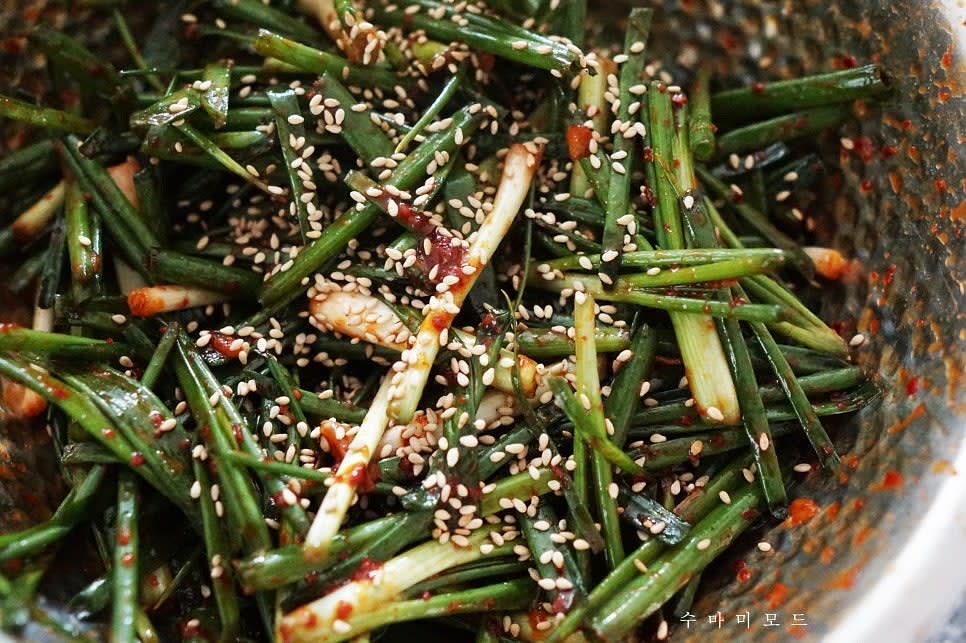 맛있게 잘 버무린 쪽파무침에 통깨를 츄르륵 뿌려주면 완성. 요리를 완성하실때는 쪽파무침의 맛을 한번 본 후 자신의 입맛에 가장 맛있게 요리를 완성해주세요:)
