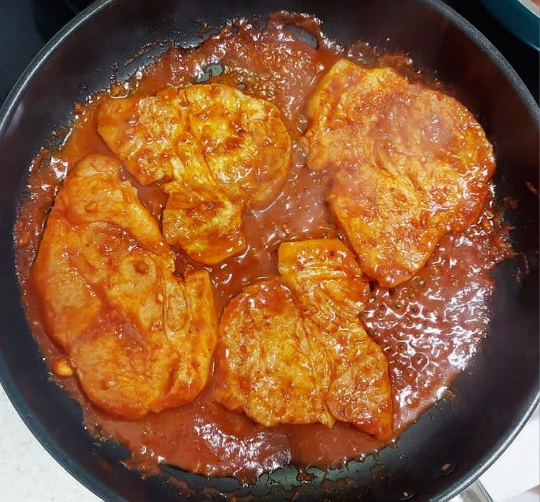 달군 팬에 식용유를 두르고 양념이 타지 않게 중약불로 천천히 구워 주세요.