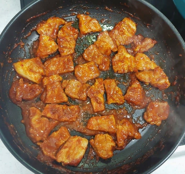 목살이 익기 시작하면 집 고기를 먹기 좋은 크기로 자르고 양념의 수분을 날리며 바싹 노릇하게 구워주면 완성입니다.