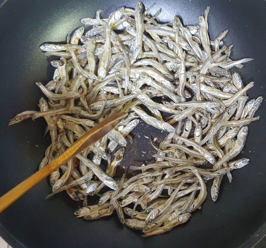 먼저 멸치를 센불에 살짝 볶아낸 후 따로 대기시켜 주세요.