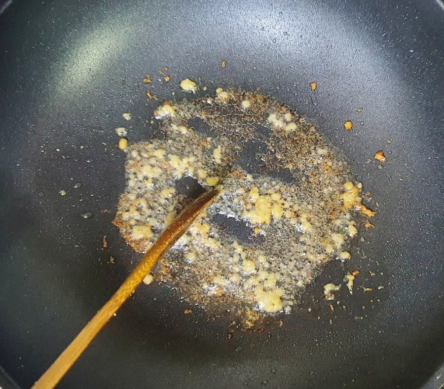 팬에 식용유 3T를 두른 후, 다진마늘 1T를 넣고 약한불에 마늘기름을 내어줍니다. 타지 않을 정도만 볶아주세요.