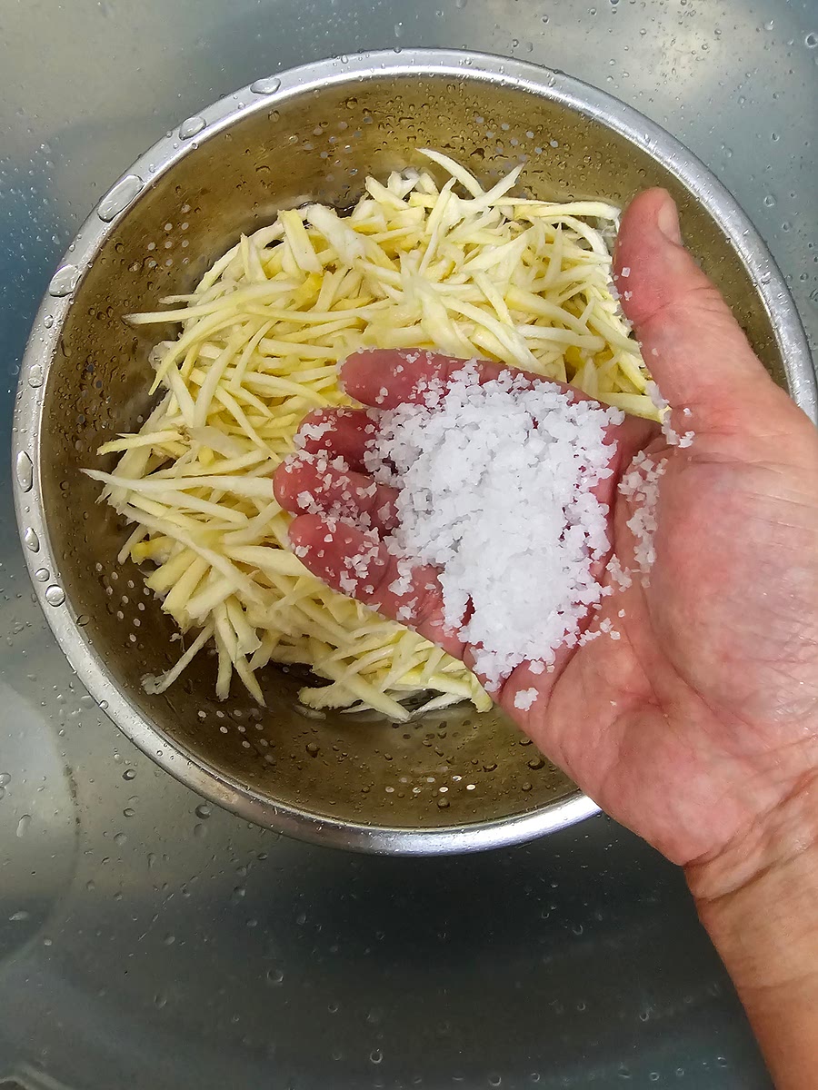 도라지 쓴맛 제거는 소금 한 줌으로 도라지를 박박 문질러서 숨이 죽으면 흐르는 물에 새척합니다