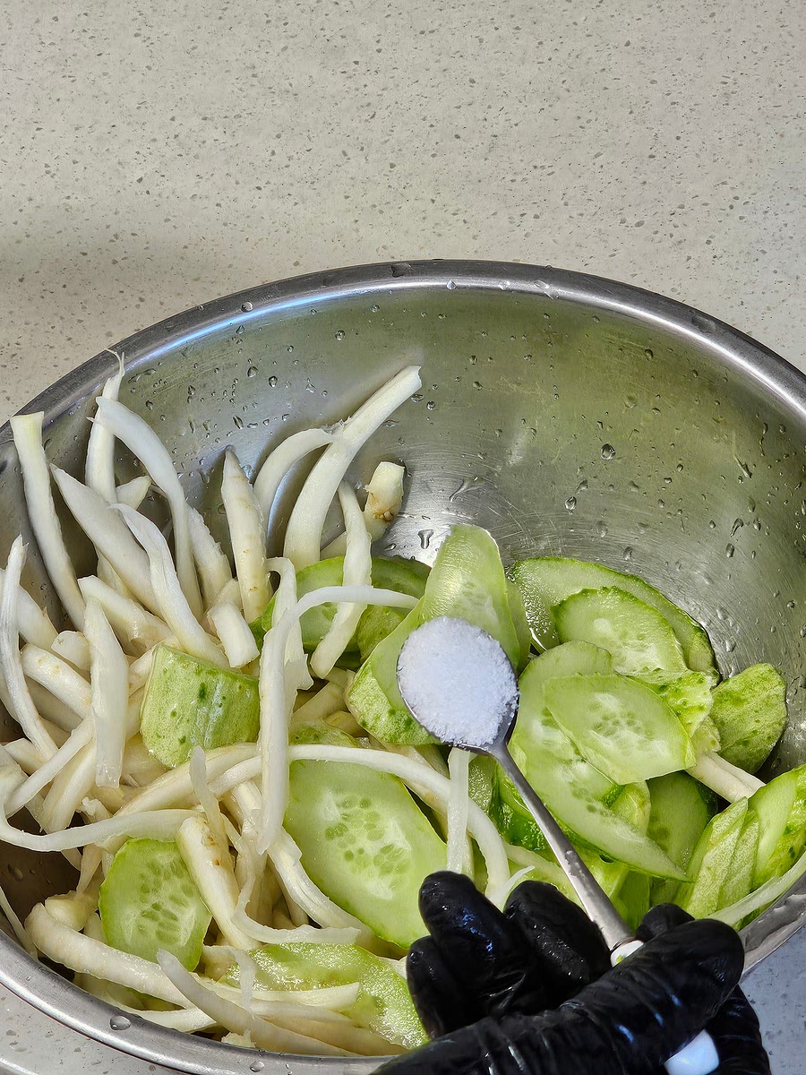 2차 도라지 쓴맛 제거를 위해서 오이와 도라지를 함께 넣고
소금 반 스푼, 설탕 반 스푼, 물엿 1스푼 넣고 조물조물해서 절여둡니다