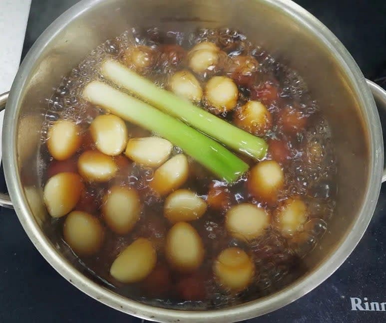 냄비에 메추리알과 물 400ml,마늘과 편생강 한쪽, 대파 흰부분,간장 7스푼,맛술 1스푼,설탕 1스푼,올리고당 3스푼을 넣어 센불로 끓이다 양념물이 끓기 시작하면 뚜껑을 덮어 15분간 중불로 끓여 줍니다