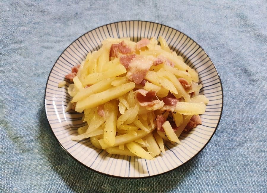 누구나 좋아하는 베이컨감자볶음이 완성이에요.