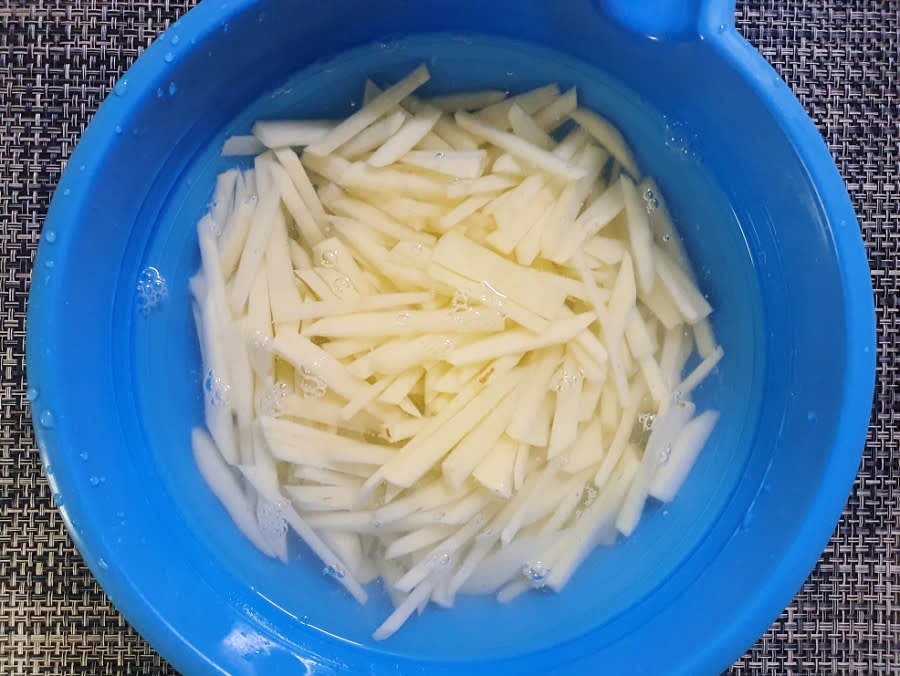 감자 4개를 깨끗이 깎아서 채썰어주세요. 채썬 감자는 물에 담가서 전분기를 빼줍니다.