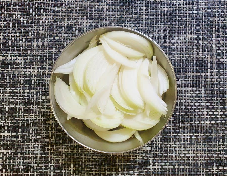 양파 1.5개도 감자와 같은 크기로 얇게 채썰어주세요.