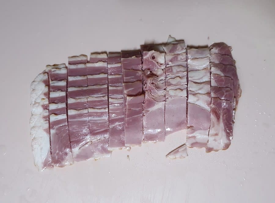 베이컨도 썰어주세요. 적당한 굵기로 썰어줍니다.