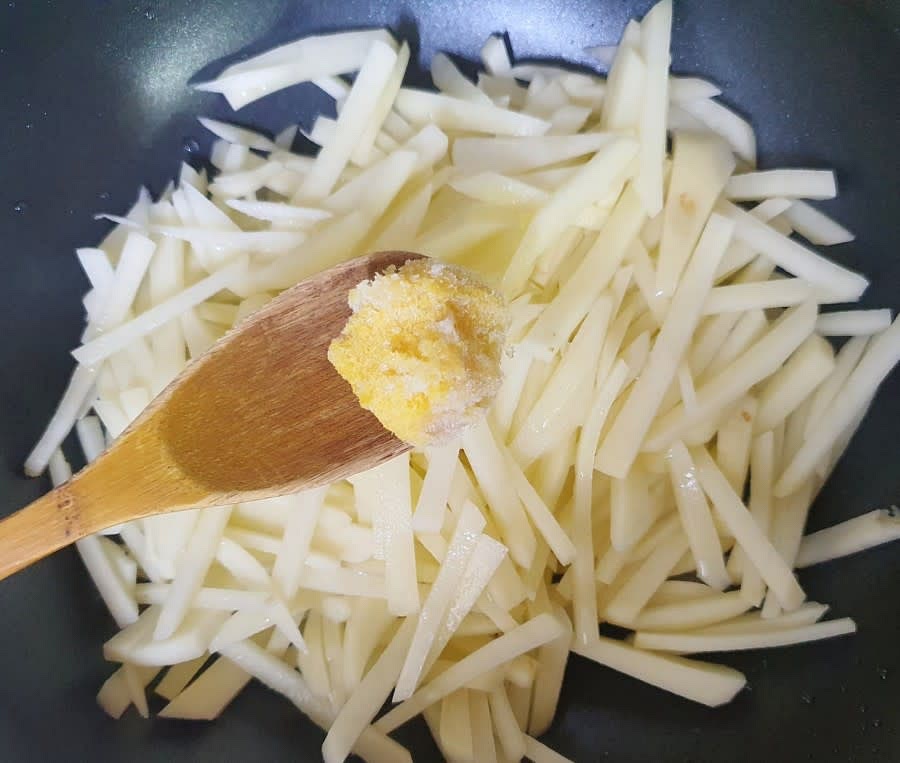 식용유를 적당히 두르고 다진마늘 1T를 넣은 후 감자를 잘 볶아주세요.