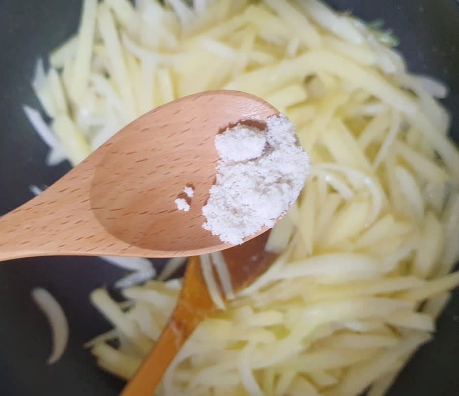 감자를 3~4분 볶다가 썰어놓은 양파와 소금 2/3T를 넣고 다시 볶아주세요.