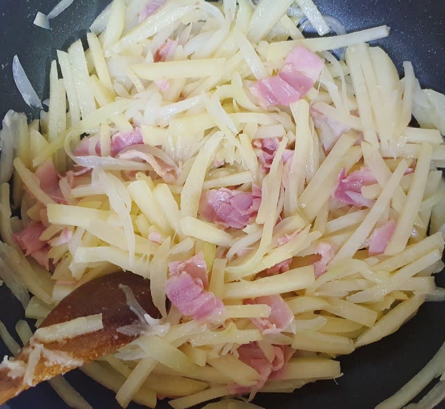 양파까지 익으면 베이컨을 넣고 익을때까지 볶아줍니다. 베이컨까지 다 익으면 불을 꺼주세요.