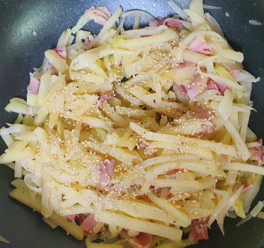 ​다 볶아진 베이컨감자볶음에 후춧가루와 깨소금 1T를 넣고 잘 섞어주세요.