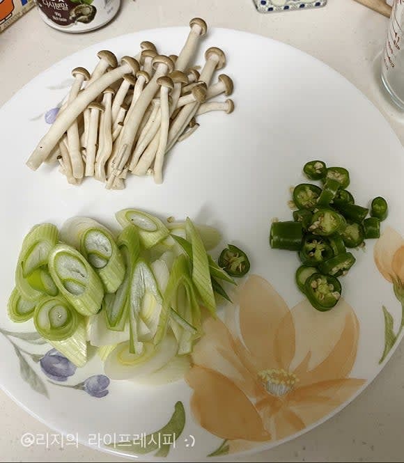 버섯, 대파, 청양고추, 쑥갓 등 재료들을 다듬어주세요