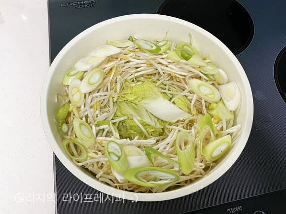 알배추도 한입크기로 잘라서 냄비 바닥에 깔고, 숙주는 냄비 가장자리쪽으로 도톰하게 둘러주고, 대파도 위에 얹어주세요