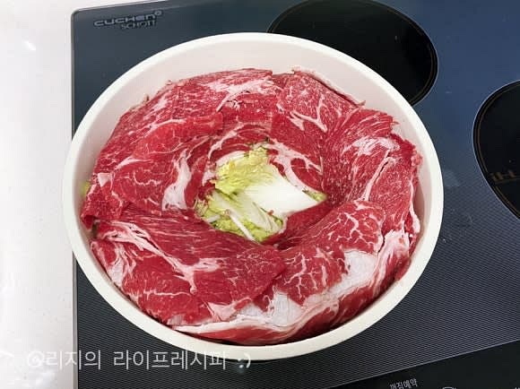소고기는 숙주위를 덮듯이 올려주고, 가운데 비워둔 자리에 대파와 청양고추, 표고버섯을 올려주세요