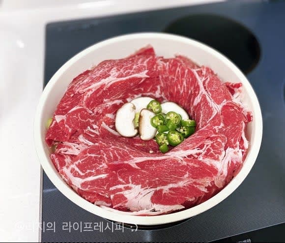 사골육수와 미소된장을 풀어둔 물을 부어주고 끓여주세요