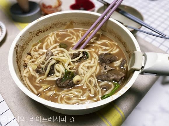 고기와 야채 다 먹고 남은 육수에 칼국수면 넣고 끓여주세요 (육수가 부족하면 미소된장을 풀어 물을 좀 더 넣어주세요)