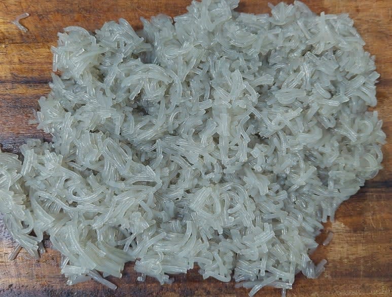 당면 150g은 미지근한 물에 담구어 불렸다 5분가량 삶은 뒤 체에 밭쳐 물기를 빼고 당면이 붇지 않도록 참기름 1스푼을 넣어 비벼 한김 식힌 뒤 잘게 잘 주세요.