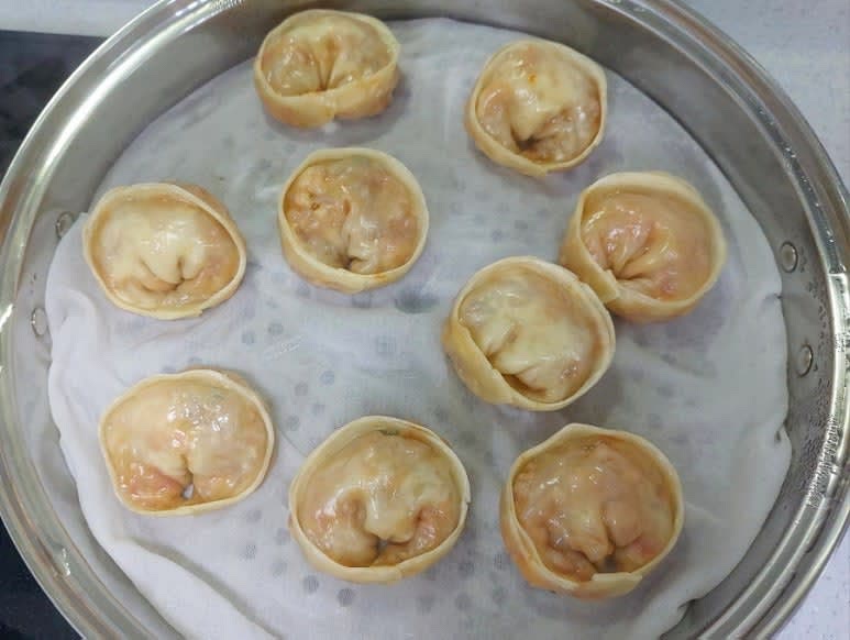 찜판 위에 만두가 붙지 않게 면보를 깔고 만두를 올린 뒤 뚜껑을 덮고 중약불로 만두를 10분간 쪄 주면 완성입니다.
