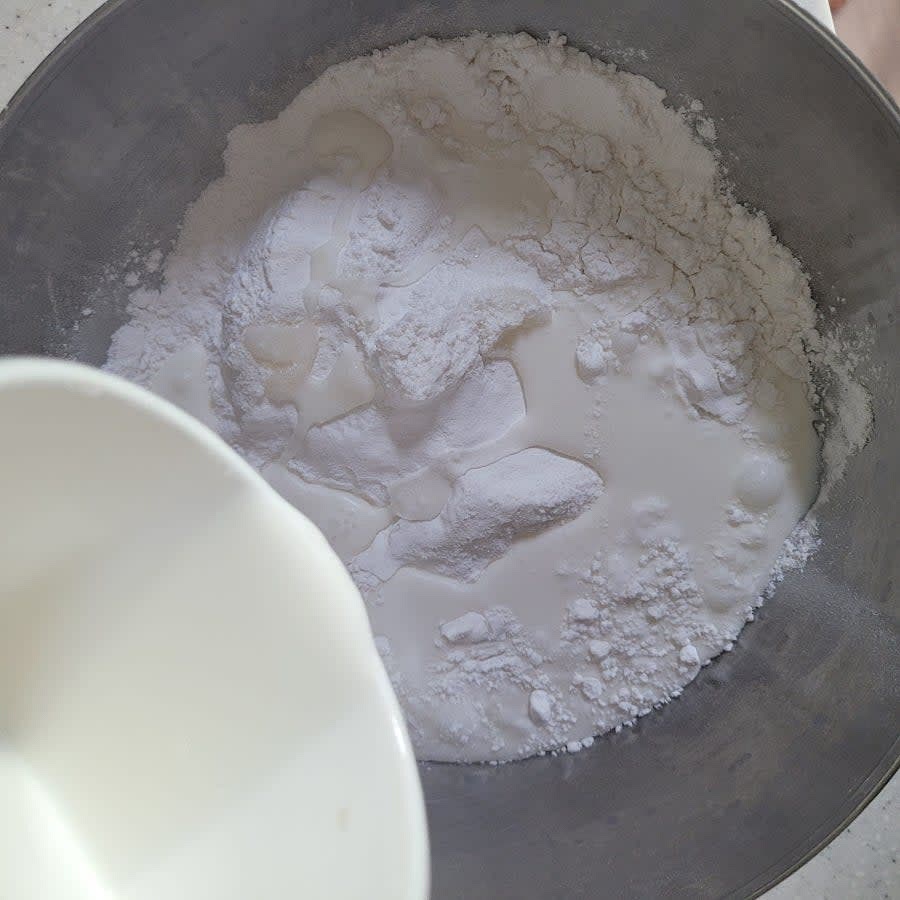 가루류 먼저 체쳐서 볼에 넣어주고 우유로 농도를 조절하며 되직하게 반죽합니다