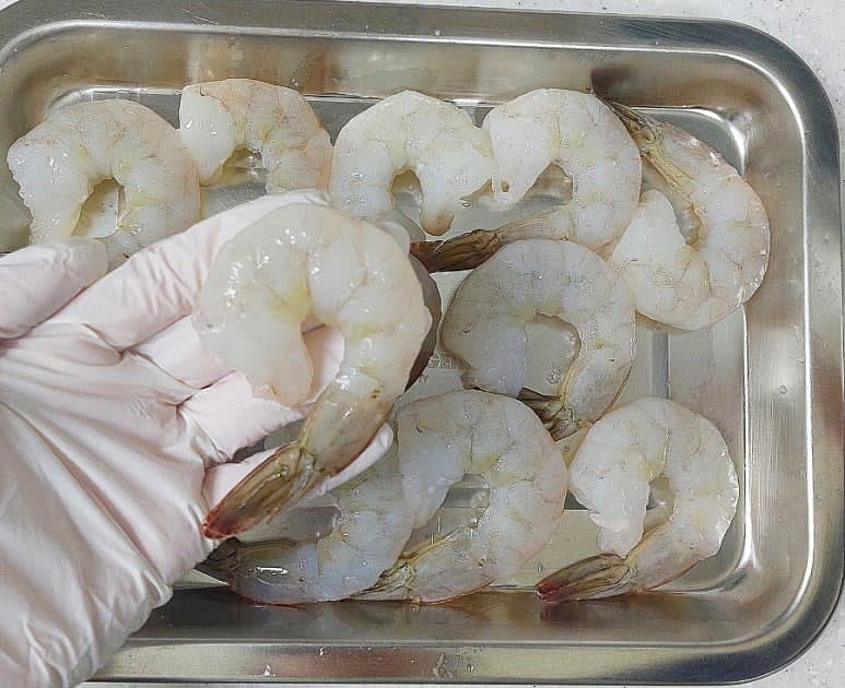 새우는 꼬리만 남기고 껍질이 제거된 손질 칵테일새우를 준비합니다. 사이즈가 조금 클수록 한입에 넣 씹는 맛이 좋아요. 냉동 새우는 해동한 뒤 물에 씻고 물기를 닦아 주세요.