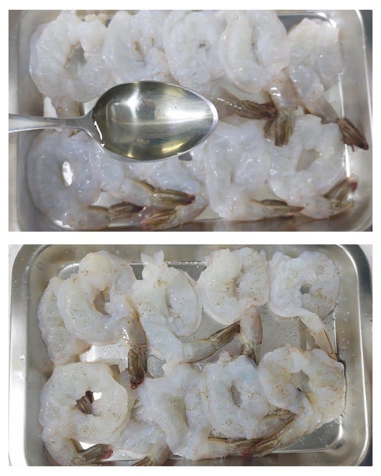 칼로 새우를 두드려 펴 준 뒤 맛술 1스푼, 후추를 뿌려 밑간을 해 줍니다.