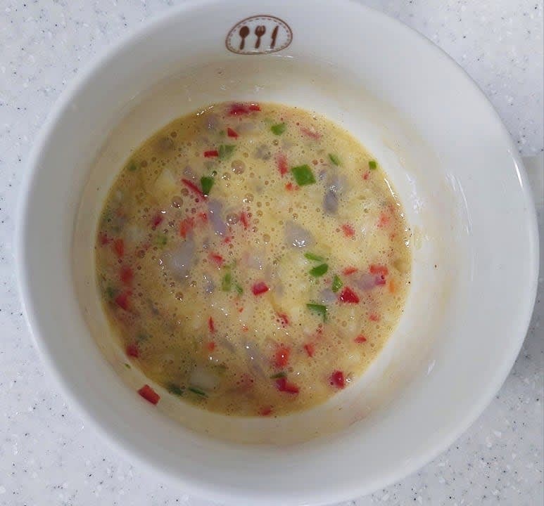 새우 2마리와 청,홍고추,양파 1/4개를 잘게 다진 뒤 계란 1개, 소금 2가 집, 후추, 맛술 1스푼, 전분가루 1스푼을 넣어 반죽을 만들어 주세요.