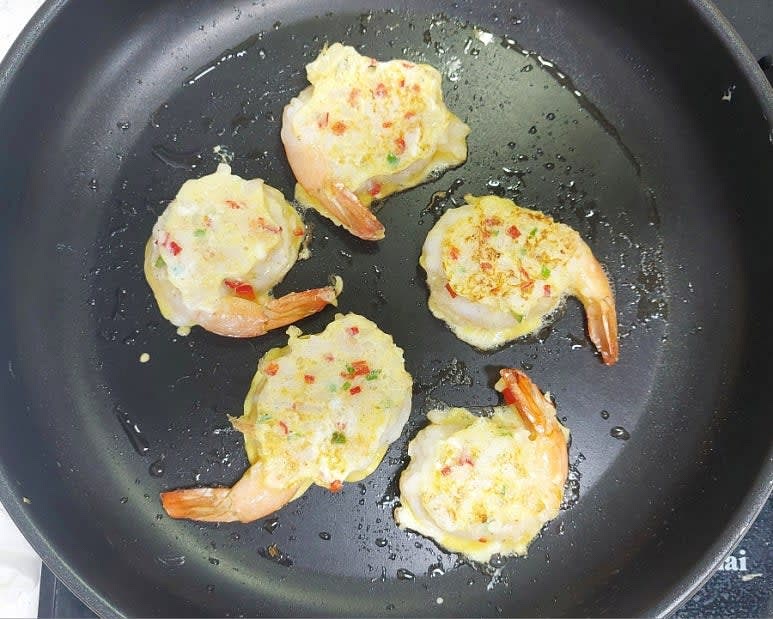 새우 꼬리가 붉어지기 시작하면 뒤집어서 반대쪽도 부쳐 줍니다.뚜껑을 덮어 앞, 뒤로 1분씩 익힌 뒤 다시 앞,뒤로 구워 완성합니다.