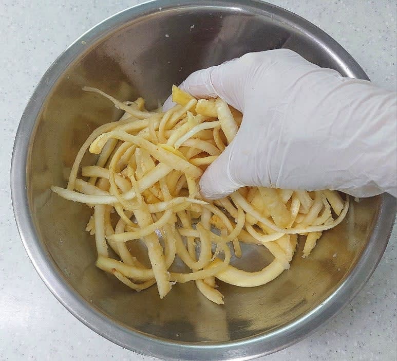 깐 도라지를 볼에 담고 굵은소금 1/2스푼, 설탕 1/2스푼을 넣고 도라지를 손으로 바락바락 주물러 주세요.