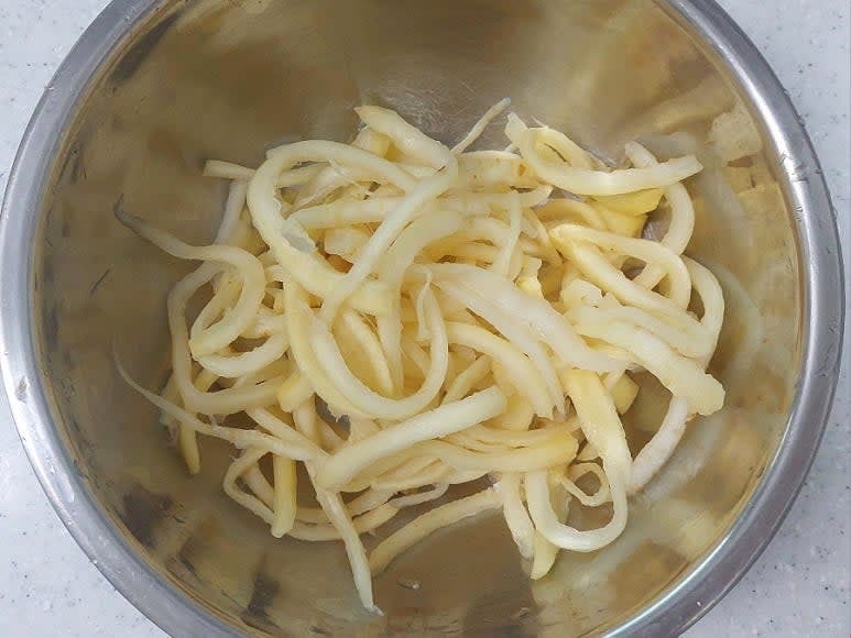 뻣뻣했던 도라지가 부드러워지고 도라지의 숨이 죽으면 그대로 10분 뒀다 물에 헹궈 물기를 짜 주세요.