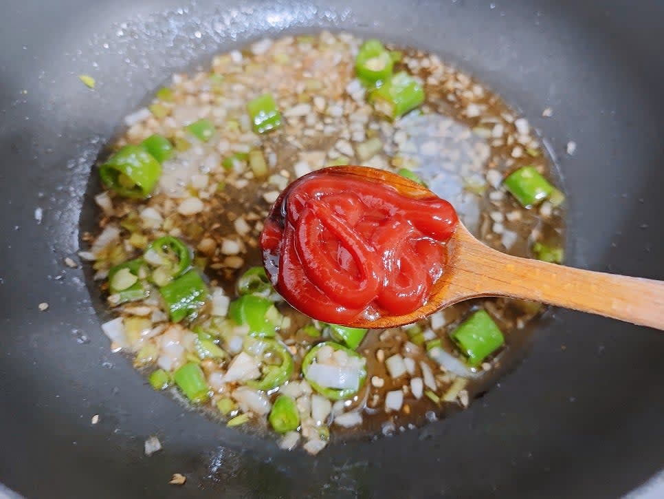 약불로 줄인 뒤 설탕 1큰술, 물엿 6큰술, 간장 2큰술, 식초 1큰술, 케첩 2큰술, 소금 2꼬집을 넣고 잘 섞어 주세요