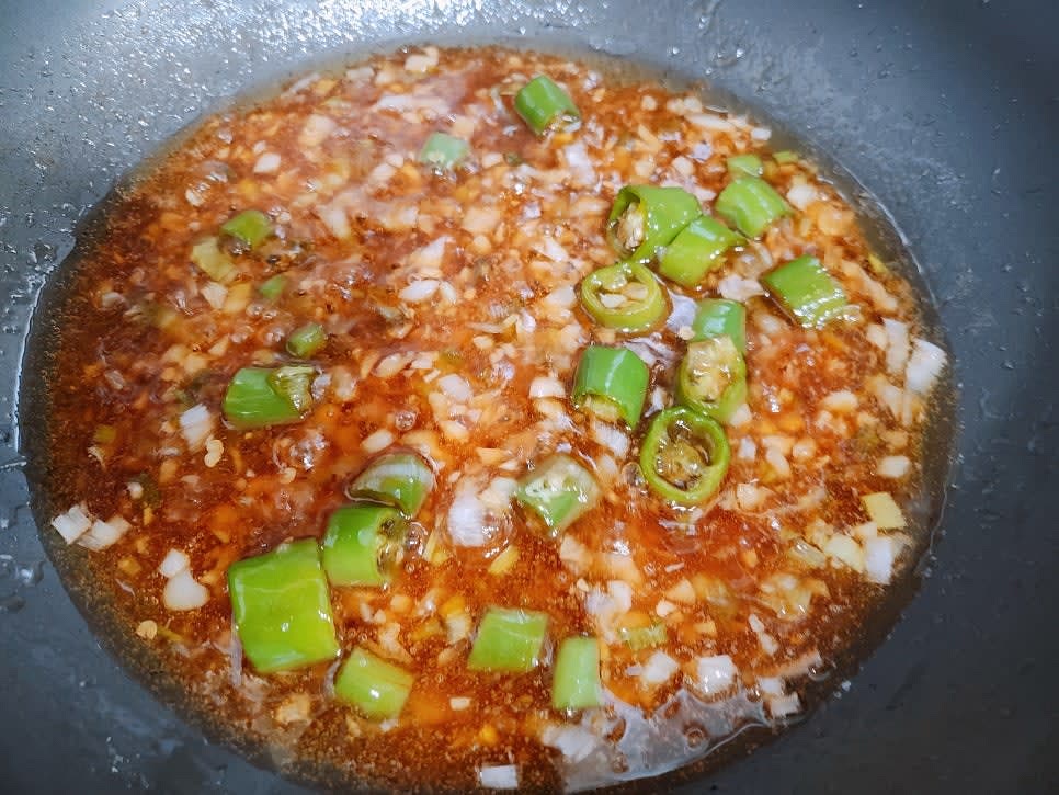만들어둔 전분물을 2큰술 넣고 소스가 투명해질 때까지 살짝 끓여준 후 가지 튀김에 끼얹어 완성해 주세요