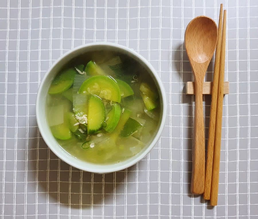 깔끔하게 먹기 좋은 애호박새우젓찌개가 완성되었어요.