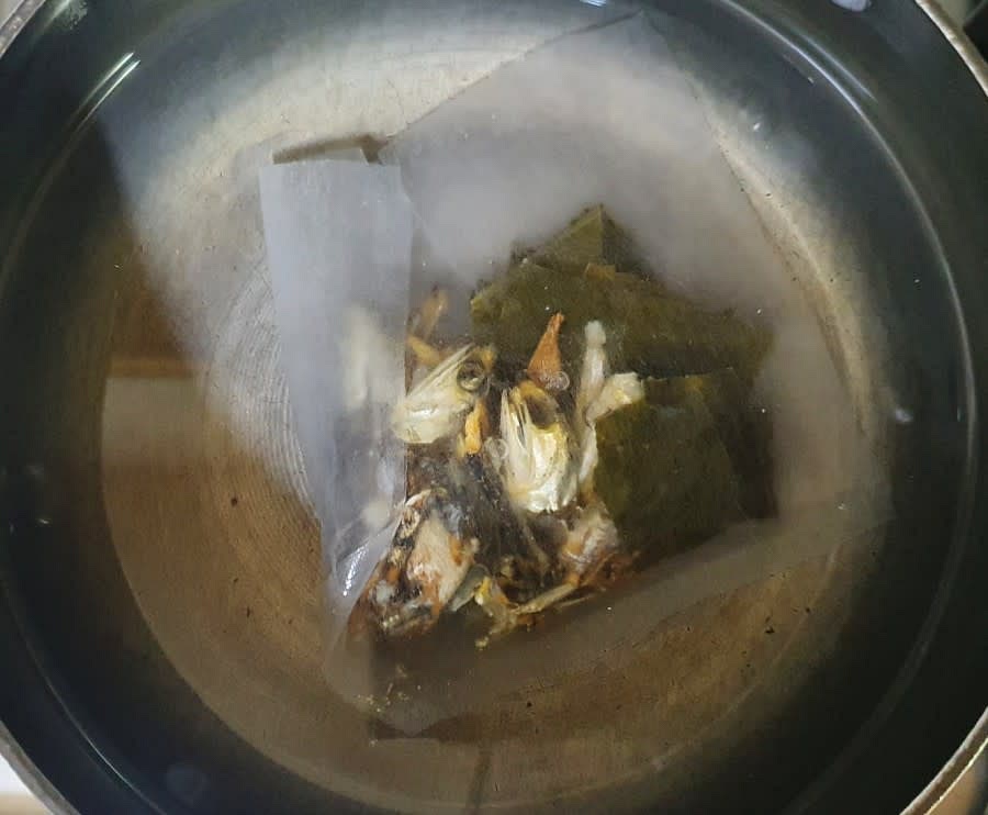 물 550ml에 육수팩 1개를 넣고 약 10~15분간 끓여주세요.