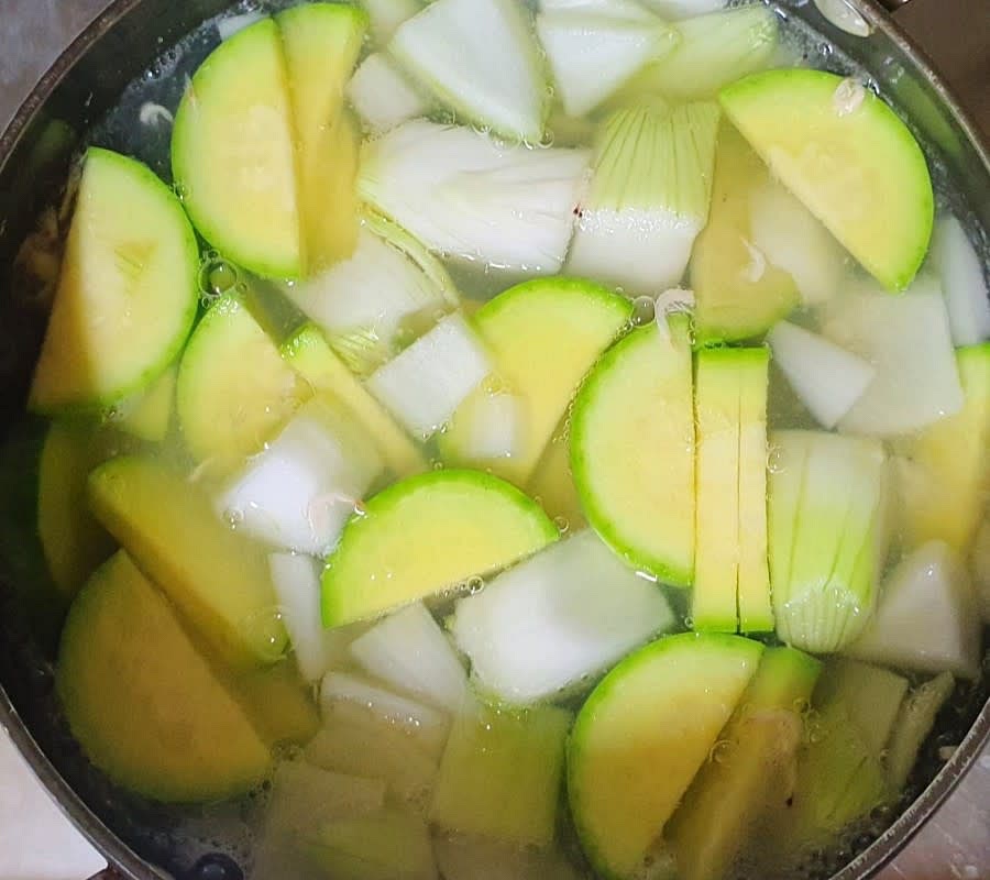한번 끓인 육수에 썰어놓은 호박과 양파를 넣어주세요.