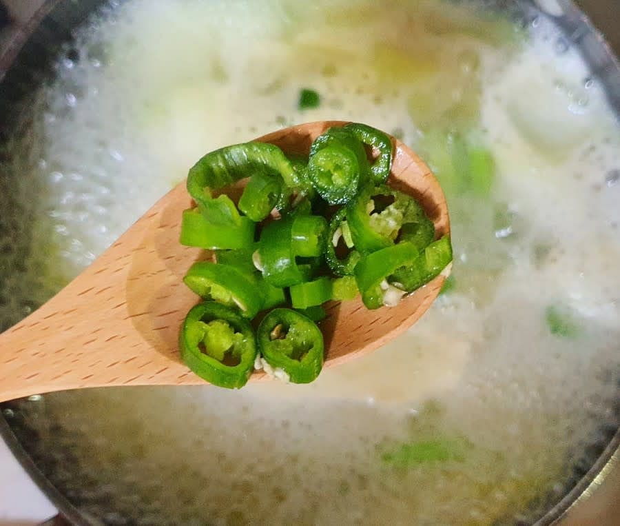 다시 한번 끓어오르면 썰어놓은 청양고추를 넣어주세요.