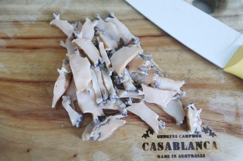 전복을 솔을 이용해서 구석구석 깨끗하게 닦아준 뒤 수저를 이용해서 껍질과 분리해준다.
분리한 전복은 내장을 잘라내고 한쪽에 툭 튀어나온 입을 잘라서 이빨을 제거해 준다.
그리고 먹기 좋게 썰어서 준비!!