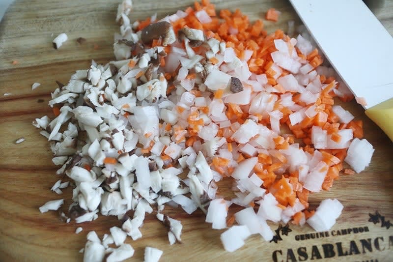 야채들도 먹기 좋게 잘게 다져 준비한다.
우리 아들은 어느 순간 야채들을 안 먹어서 골라내지 못하게 최대한 다져주기!!