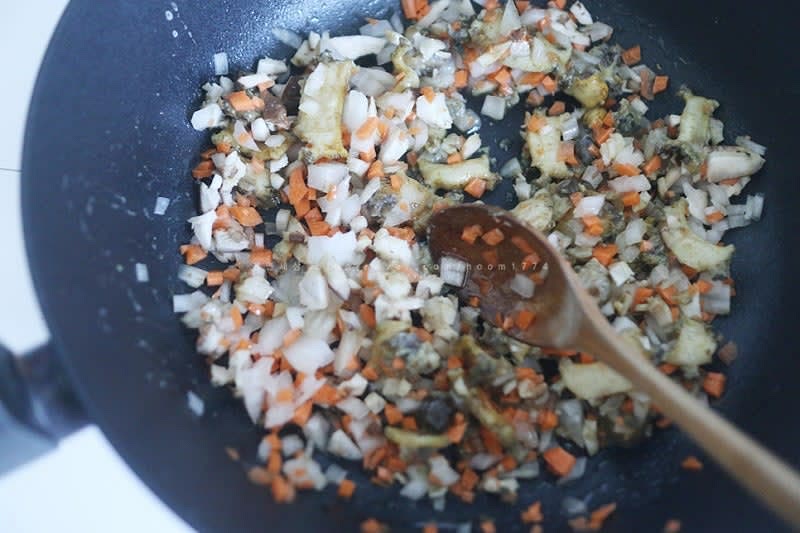 달군 팬에 잘라놓은 전복내장,전복을 참기름 2T 넣고 잘 볶아준다.
그리고 썰어놓은 야채들도 넣어서 함께 볶아주기!!