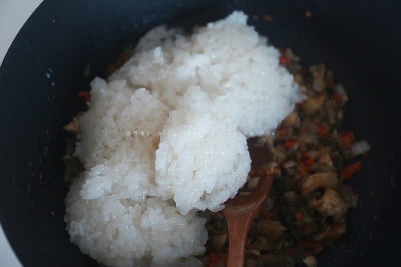 볶은 전복과 야채에 찰밥 or 찬밥을 넣어준 뒤 물을 자작하게 담아주고 간장, 소금으로 간을 맞춘 뒤 팔팔 끓여준다.