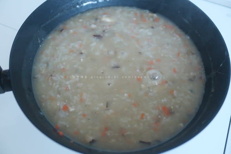 바닥에 붙지 않게 한 번씩 저어주면 전복죽 완성!!