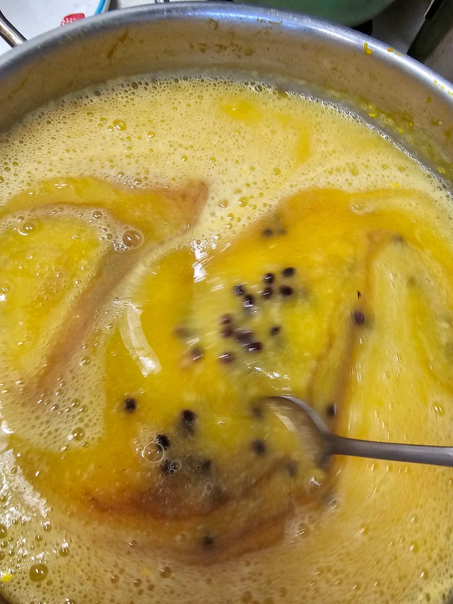 모두 갈았으면 팥을 넣고 다시 끓여줍니다