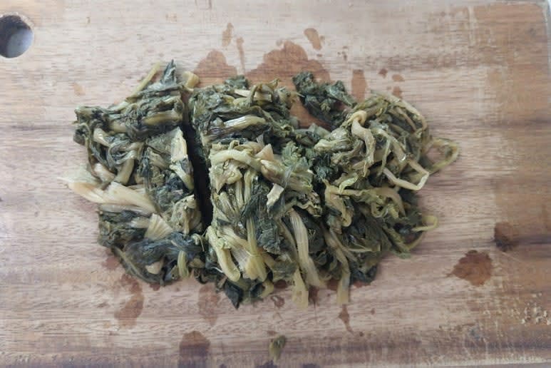 삶은 시래기는 물기를 꾹 짠 뒤 먹기 좋은 길이로 잘라 주세요.