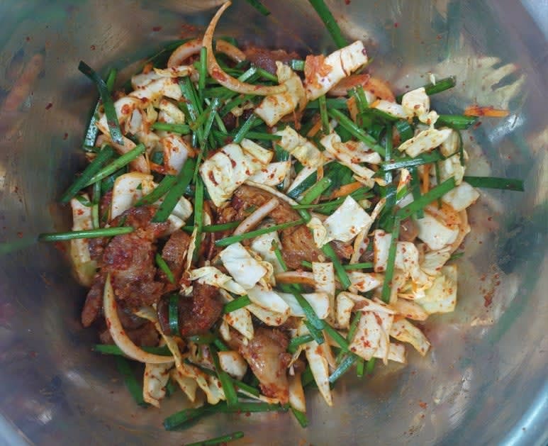 볼에 다진마늘 1스푼 , 고춧가루 2스푼 , 간장 1스푼 , 설탕 1스푼 , 맛술 1스푼 , 후추를 섞은 뒤 데운 족발과 채소들을 모두 넣어 버무려줍니다.