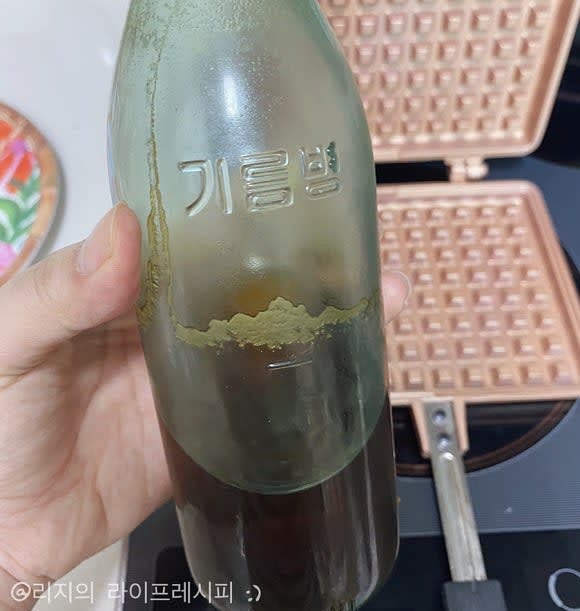 와플팬에 앞뒤로 참기름을 발라주세요