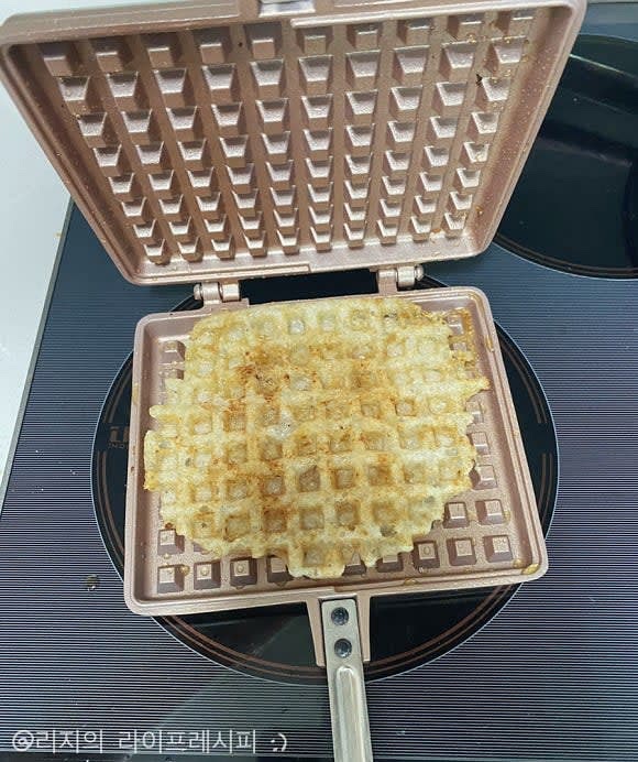 와플팬을 꾸욱 눌러 닫아서 앞뒤로 돌려가며 각각 1분30초 정도씩 구워주세요