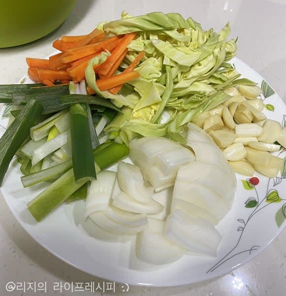 당면은 찬물에 약 25분정도 불려주시고, 그동안 야채들을 잘라 준비해주세요 (양파,양배추,깻잎은 두껍게 채썰고, 대파는 반 갈라서 5cm길이로 잘라주세요)
