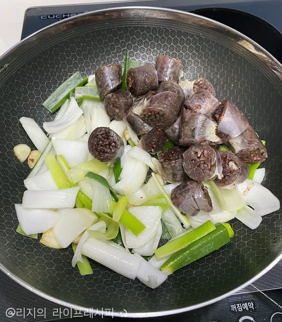 달궈진 팬에 식용유를 두르고 마늘을 볶다가, 대파/양파/순대를 넣고 같이 볶아주세요