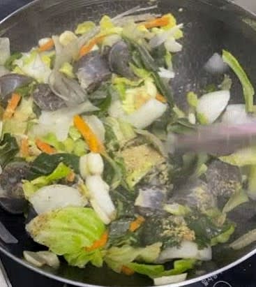 소금 후추로 간을 해주고, 불린당면과 청양고추, 깻잎을 넣고 들깨가루와 들기름을 넣어 살짝 더 볶아주세요